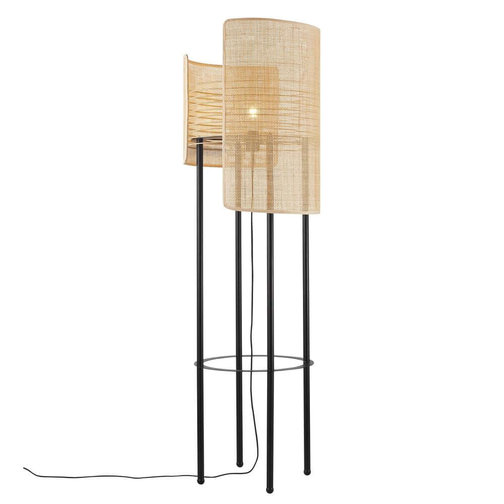 Stehlampe Jaffna mit zwei Lampenschirmen aus Rattan und schwarzem Metallgestell.