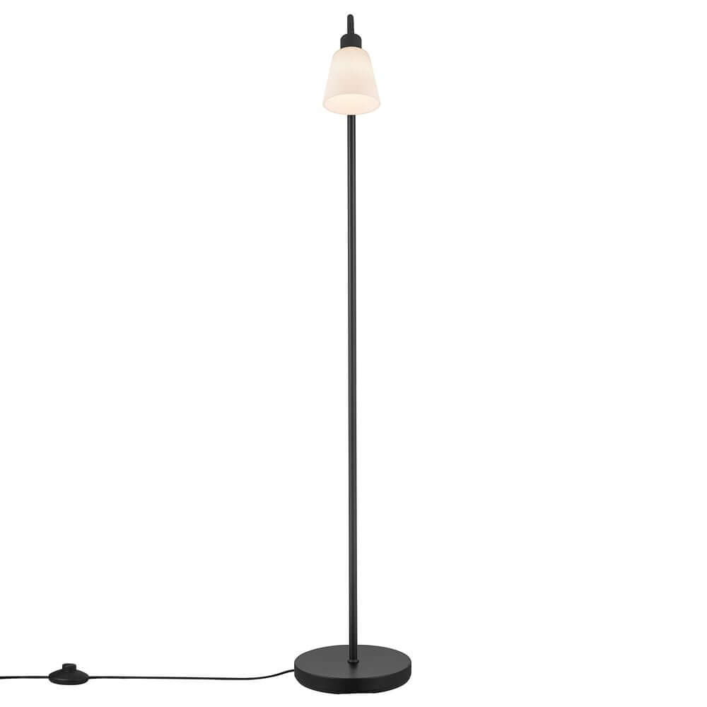 Stehlampe Molli mit schlanker schwarzer Basis und einem weißen Lampenschirm.