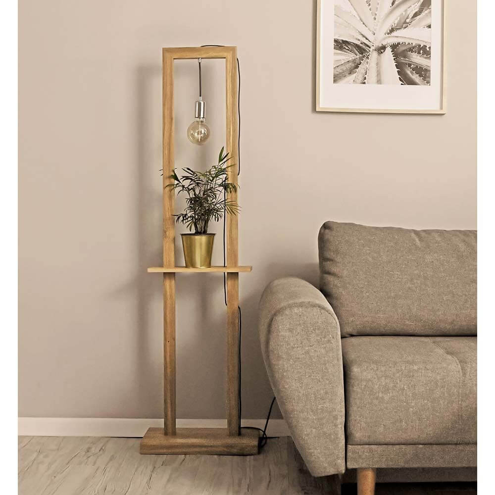 Stehlampe Monopod Eiche-Geölt neben einer grauen Couch, ideal für Wohnzimmerdekoration.