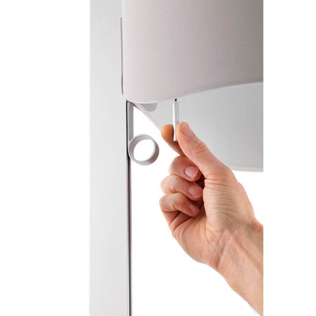 Detailansicht der Stehlampe STAND UP Aluminium, Grau mit Hand, die an der Leuchte zieht.