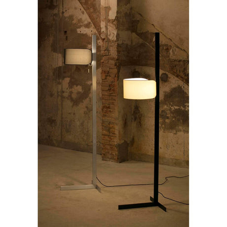 Stehlampe STAND UP Aluminium, Schwarz und silberne Stehlampe in einem modernen Raum.