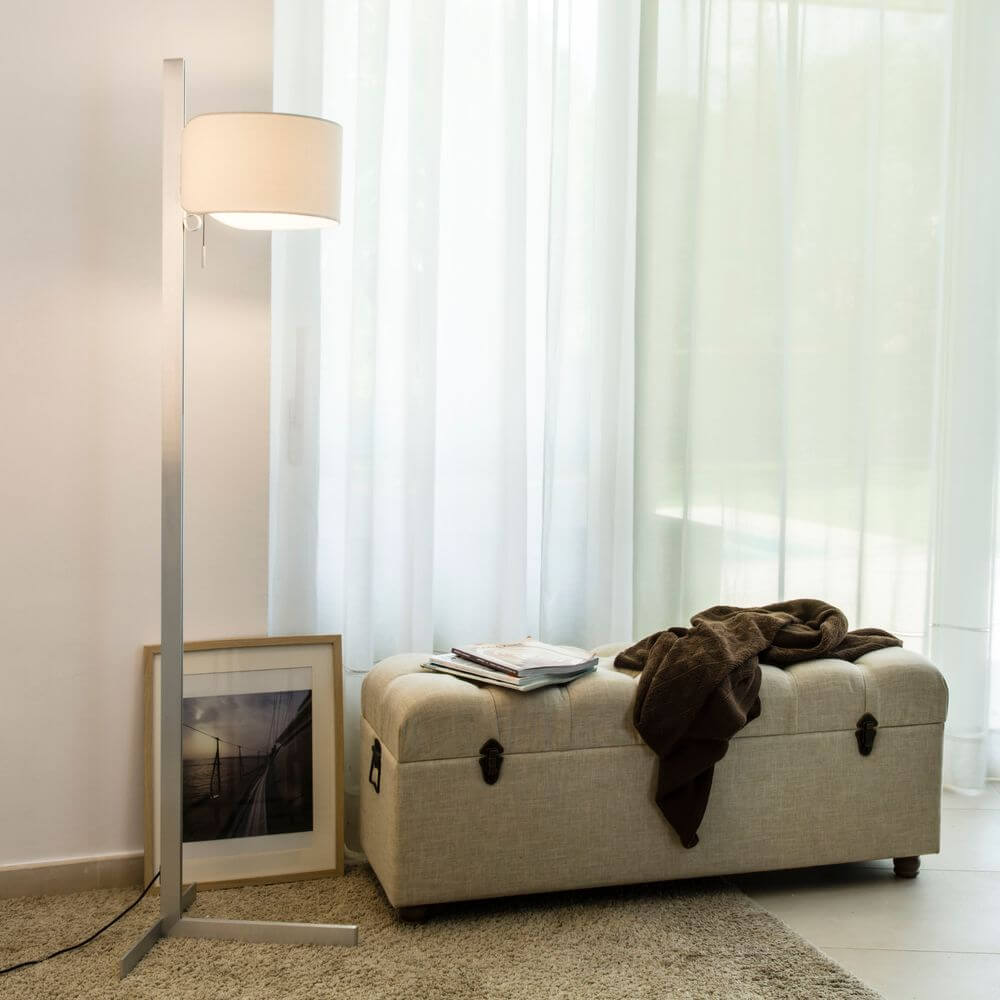 Stehlampe STAND UP Aluminium, Weiß in modernem Wohnraum mit Couch und Dekoration.