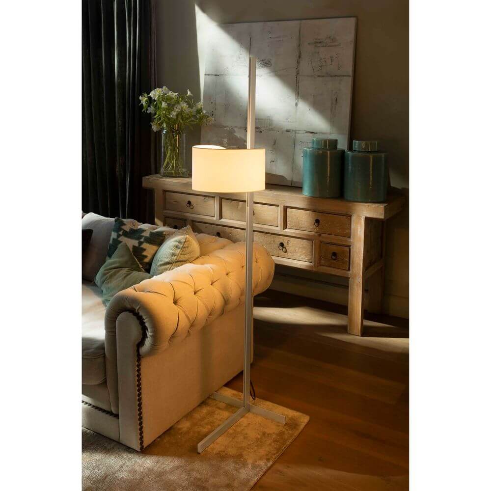 Stehlampe STAND UP Aluminium, Weiß in modernem Wohnzimmer dekoriert mit beigem Sofa und Holzkommode.