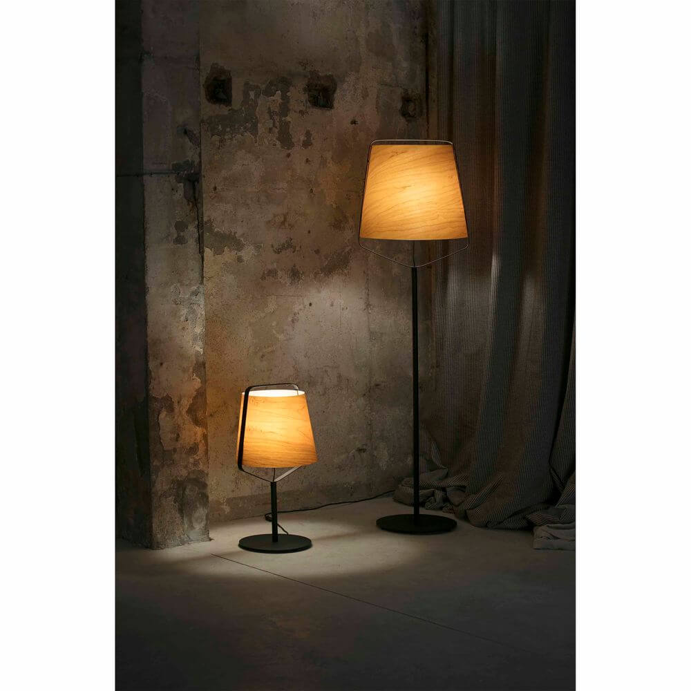 Stehlampe STOOD Schwarz, Braun in modernem Design, beleuchtet einen stilvollen Raum mit warmem Licht.
