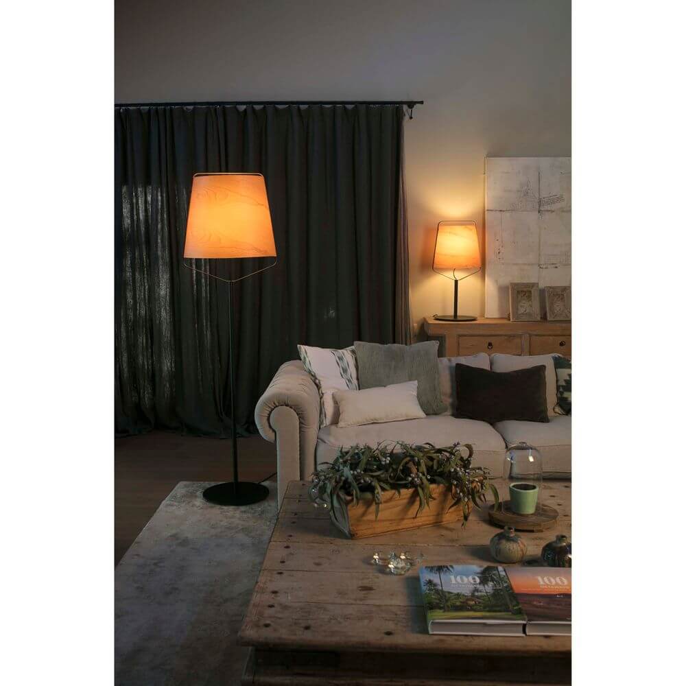 Stehlampe STOOD Schwarz, Braun im Wohnzimmer mit eleganter Couch und stilvollen Deko-Elementen.