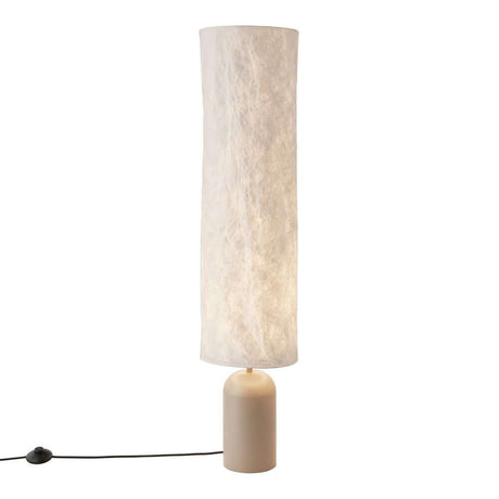 Lampadaire Talli avec un abat-jour élégant et haut, au design moderne.