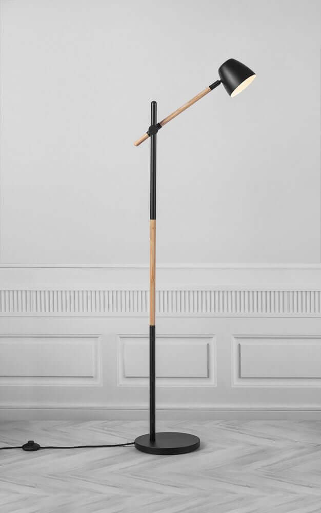 Stehlampe Theo mit Holz- und Metallelementen, verstellbarem Lampenkopf für modernes Wohndesign.