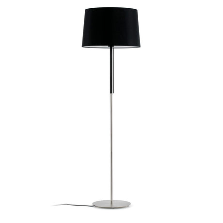 Stehlampe VOLTA Nickel-Matt, Schwarz mit schwarzem Lampenschirm und schlankem Design.