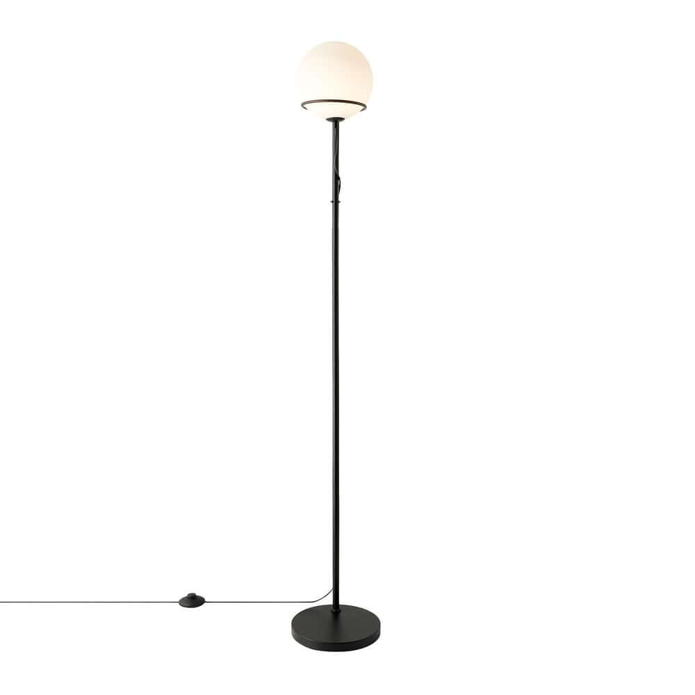 Moderne Stehlampe Wilson mit schwarzem Metallrahmen und runder Glasschirm, sorgt für sanftes Licht.