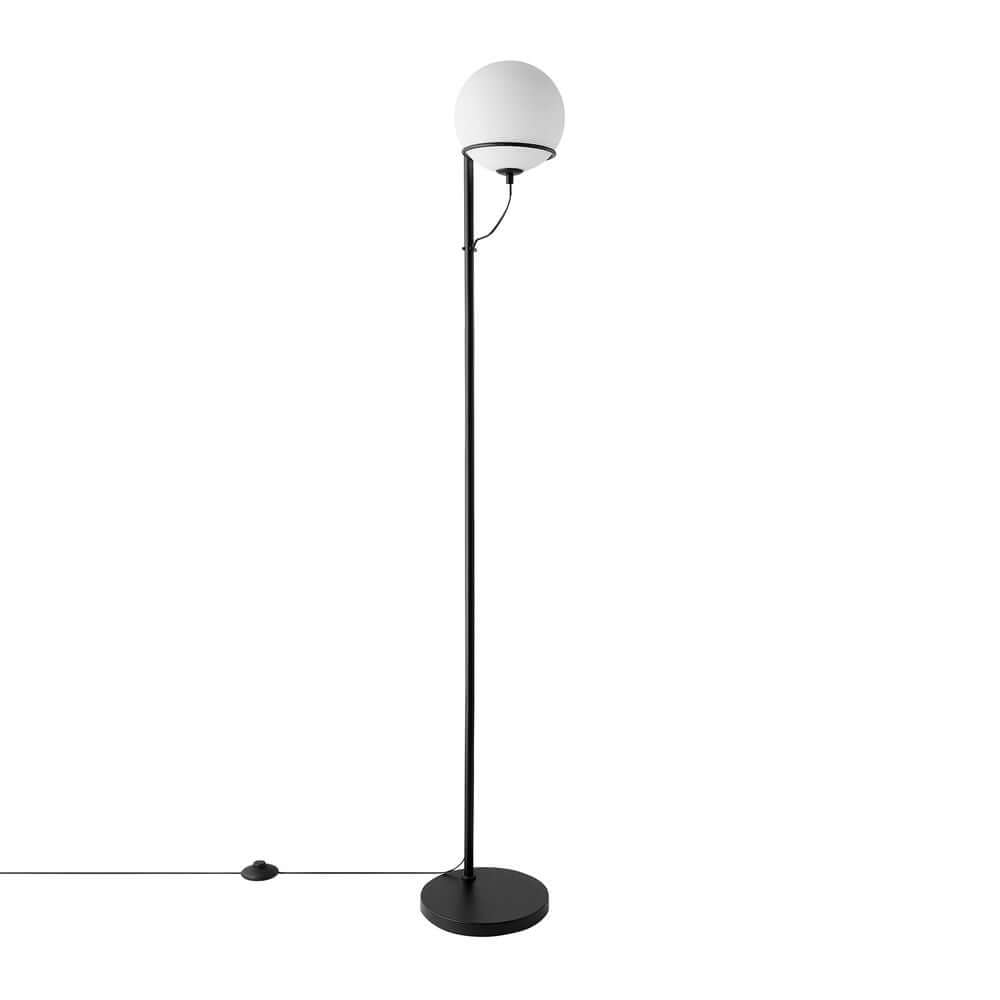Stehlampe Wilson mit elegantem schwarzem Metallrahmen und runder Glasschirm, schafft gemütliche Atmosphäre.