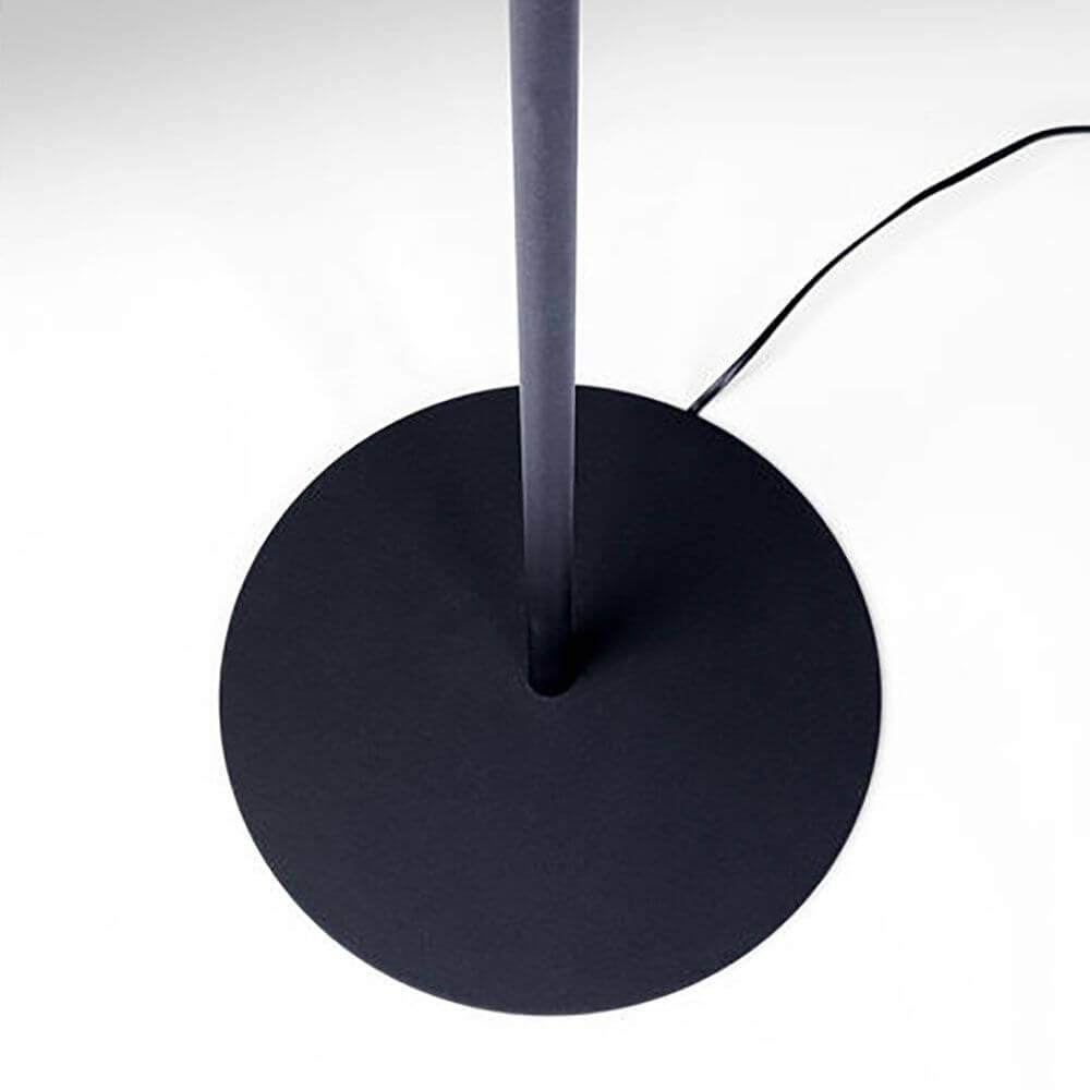 Stehleuchte Axe mit schwarzem Sockel und schlichter Stange, ideal für modernes Wohndesign.