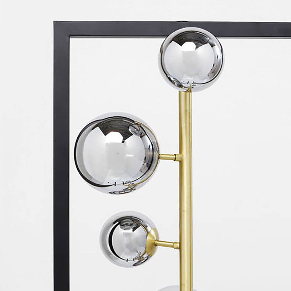 Stehleuchte Balloon Cube Silber mit Glaskugeln und modernem Stahlrahmen für stilvolle Beleuchtung.