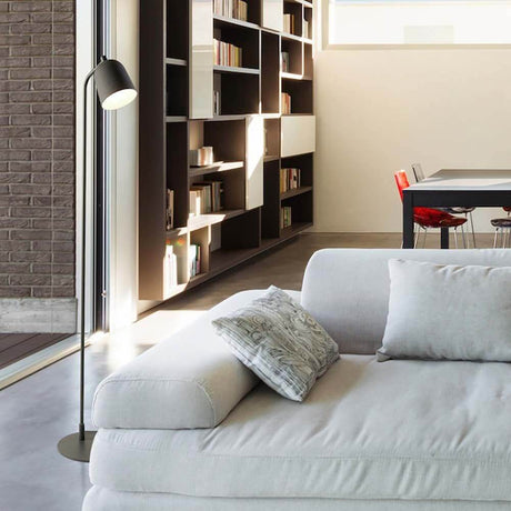 Moderne Wohnzimmer mit Casablanca Stehleuchte Clavio neben einem hellen Sofa.