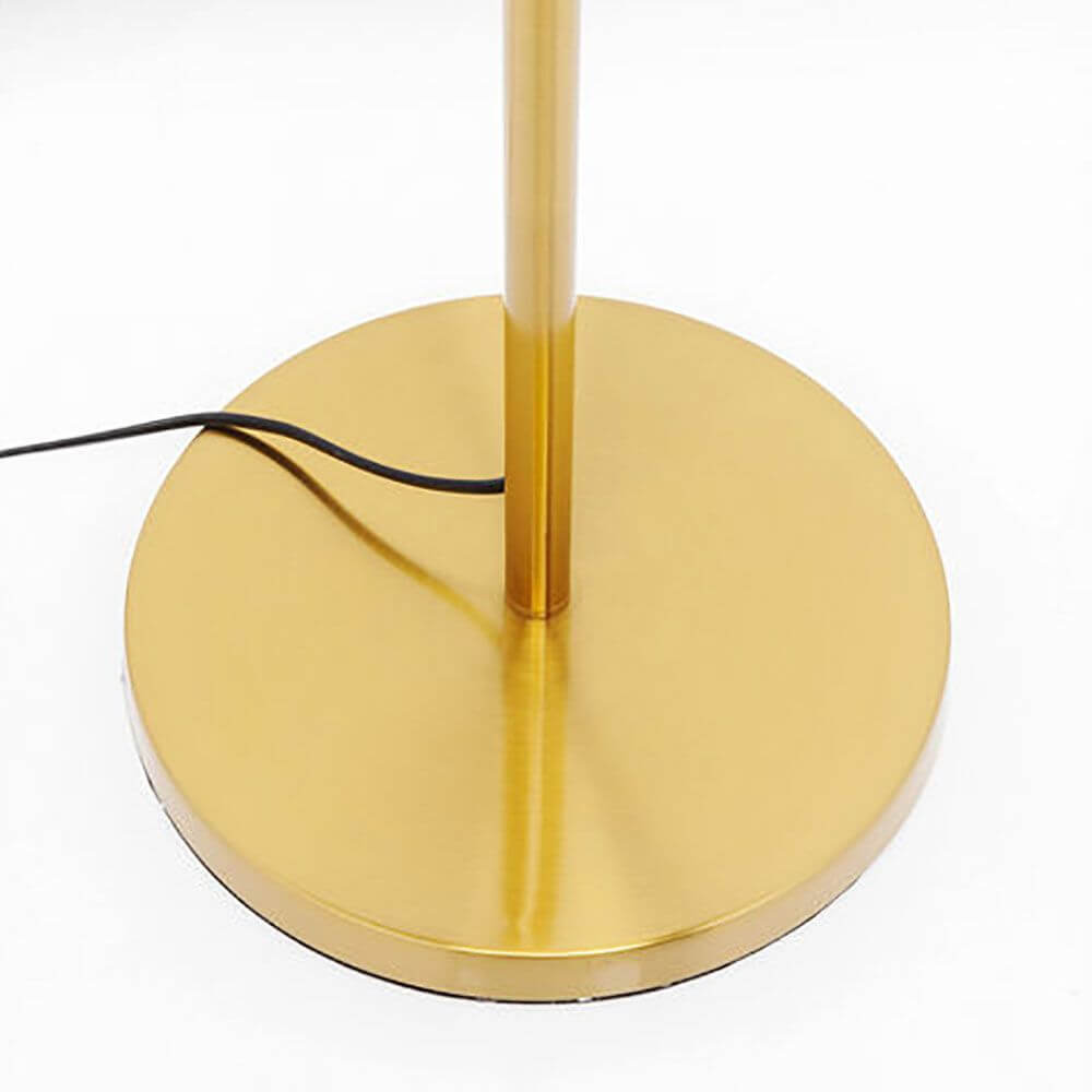 Stehleuchte Goblet Ball Gold - Detailansicht des goldenen Lampenfußes mit Kabel.