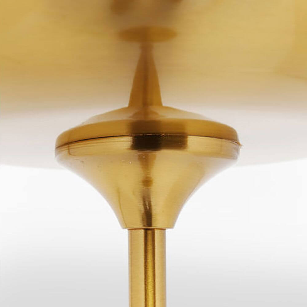 Detailansicht der Stehleuchte Goblet Ball Gold mit glänzendem Messingfuß und minimalistischer Form.