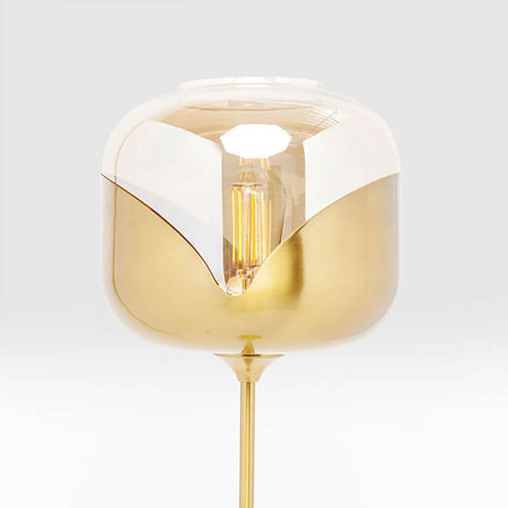 Stehleuchte Goblet Ball Gold mit warmem Messing und getöntem Glas, ideal für kleine Wohnungen.