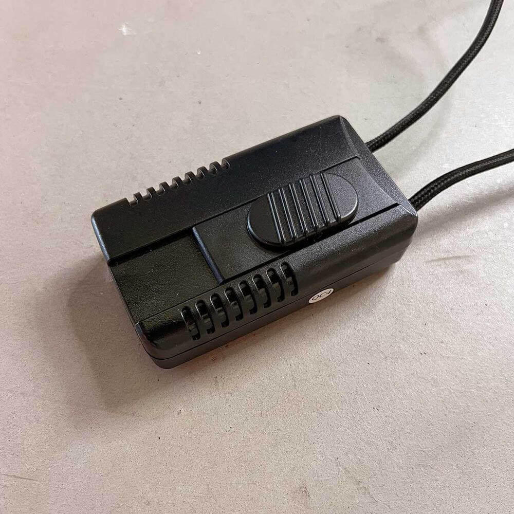 s.luce Stehleuchte Orb Poseidon mit Glaskugel 175cm - Schalter für Stehleuchten, stilvolles Design auf Tisch.