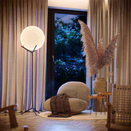 Gemütliche Wohnatmosphäre mit modernem Licht und Stil, dekoriert mit Pflanzen und gemütlichem Sessel.