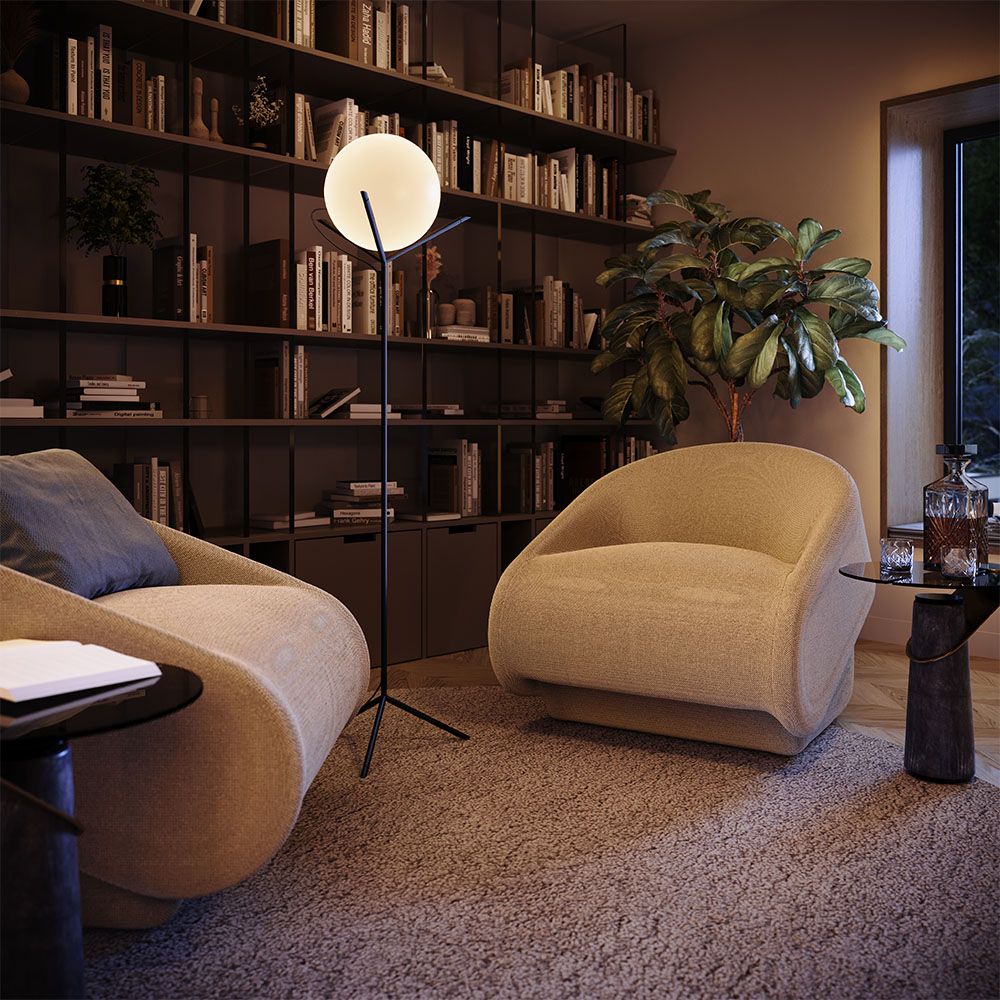 s.luce Stehleuchte Orb Poseidon mit Glaskugel 175cm in modernem Wohnzimmer mit Sofas und Pflanzen.