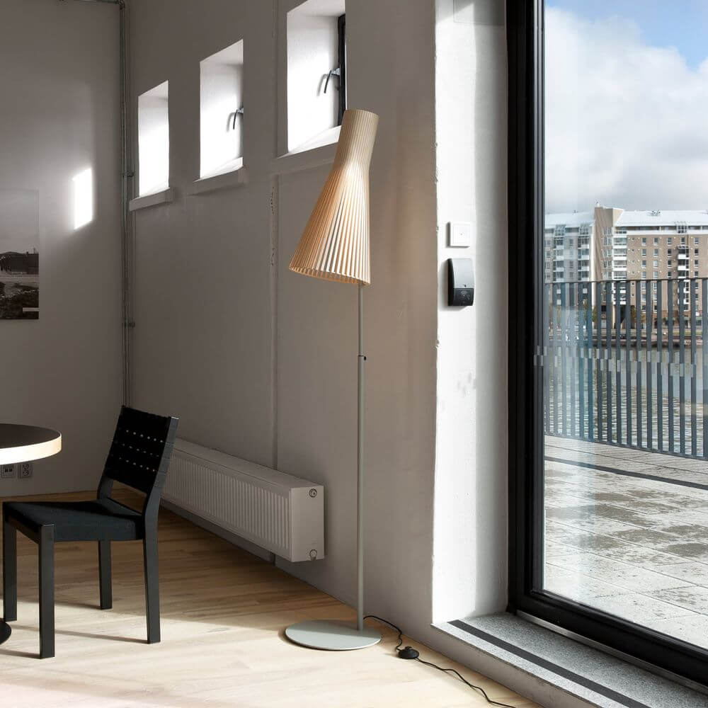 Secto 4210 Stehleuchte aus Holz in modernem Ambiente, verstellbar von 175 bis 185 cm.