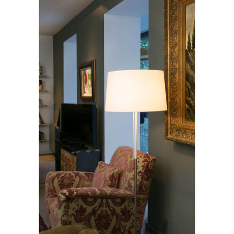 Stehleuchte VOLTA Nickel-Matt, Weiß in einem modern eingerichteten Wohnzimmer neben einem gemütlichen Sessel.