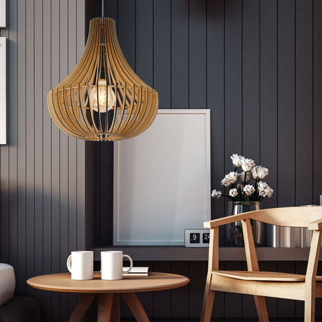 Smukt wooden pendant light in modern room design with wooden slats and a cozy atmosphere.