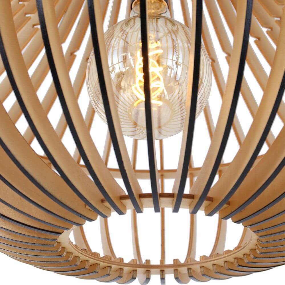 Holz-Hängeleuchte Smukt in modernem Design mit Holzlamellen und Lichtquelle.