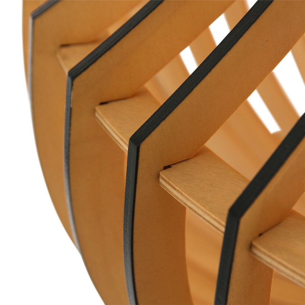 Nahaufnahme der Holz-Hängeleuchte Smukt mit auffälligem Design und Holzlamellen.