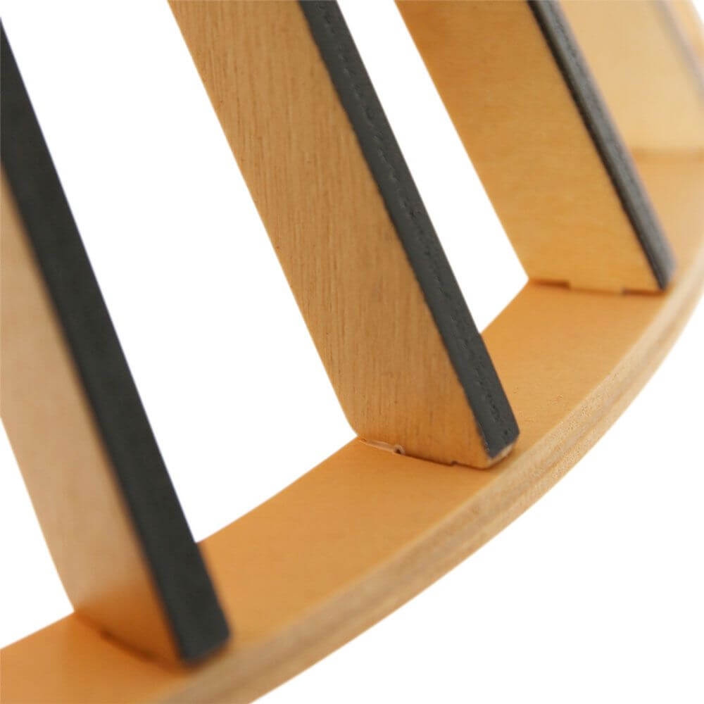 Detailaufnahme der Holz-Hängeleuchte Smukt mit Holzlamellen und elegantem Design.