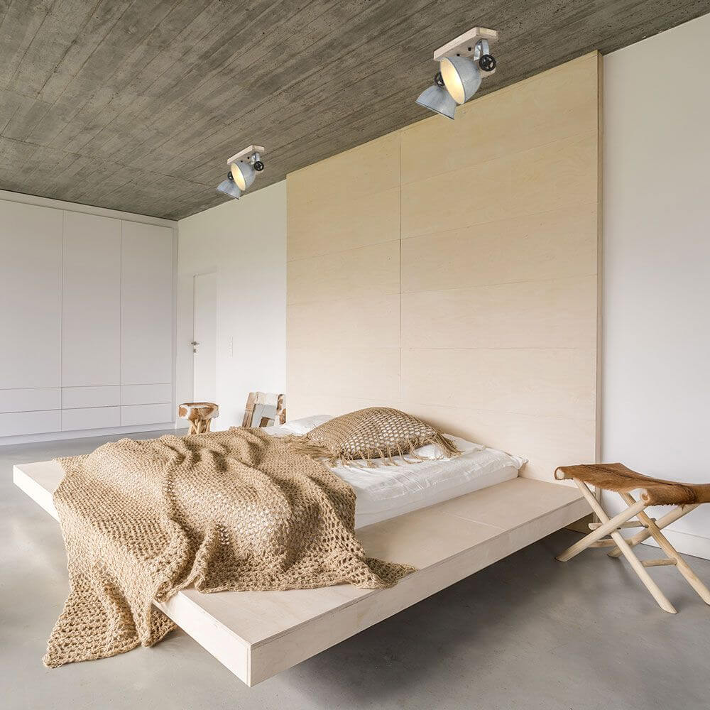 Industrie-Deckenleuchte Gearwood in modernem Schlafzimmer mit Holzbett und stilvollem Lichtdesign.