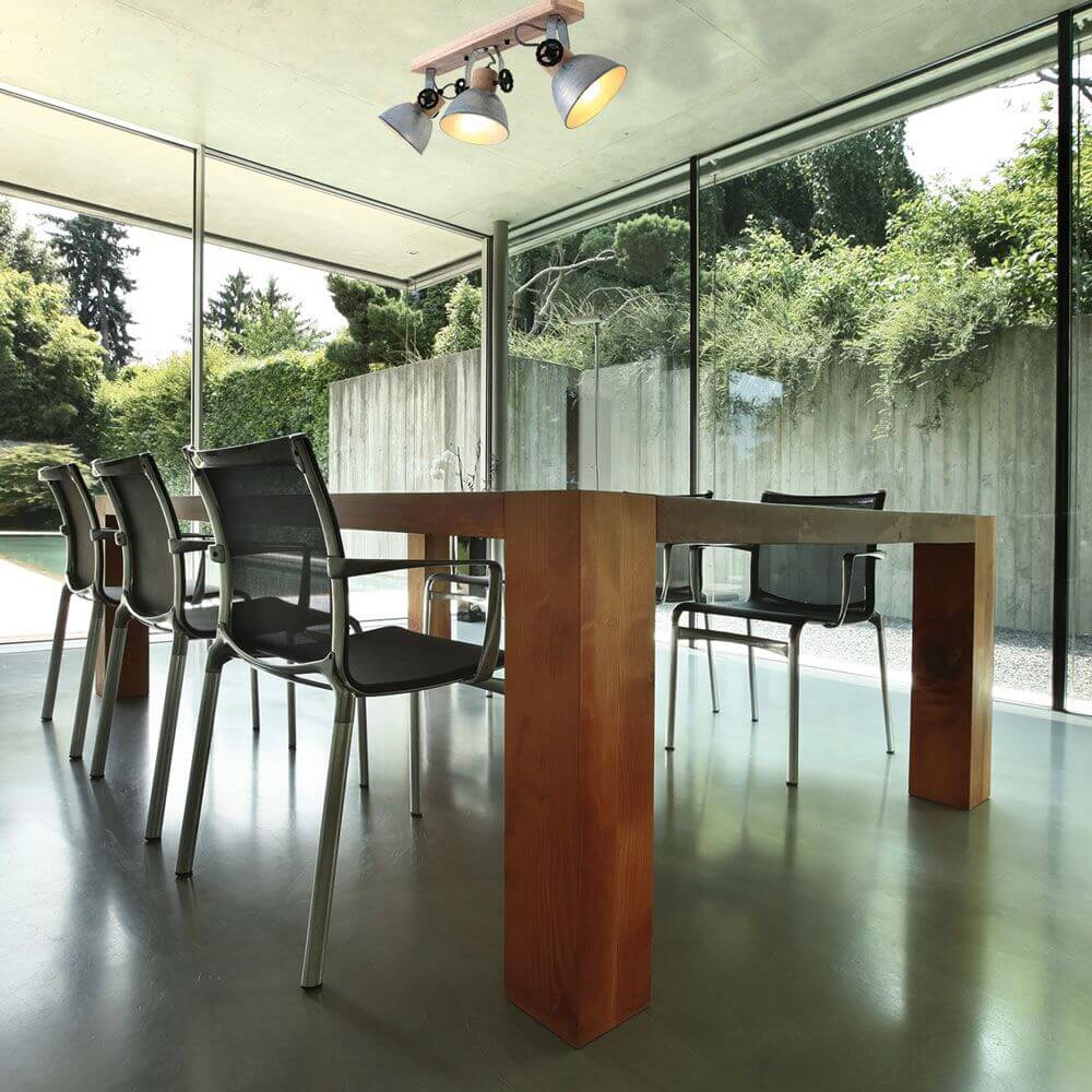 Industrie-Deckenleuchte Gearwood in einem modernen Essbereich mit Tisch und Stühlen.