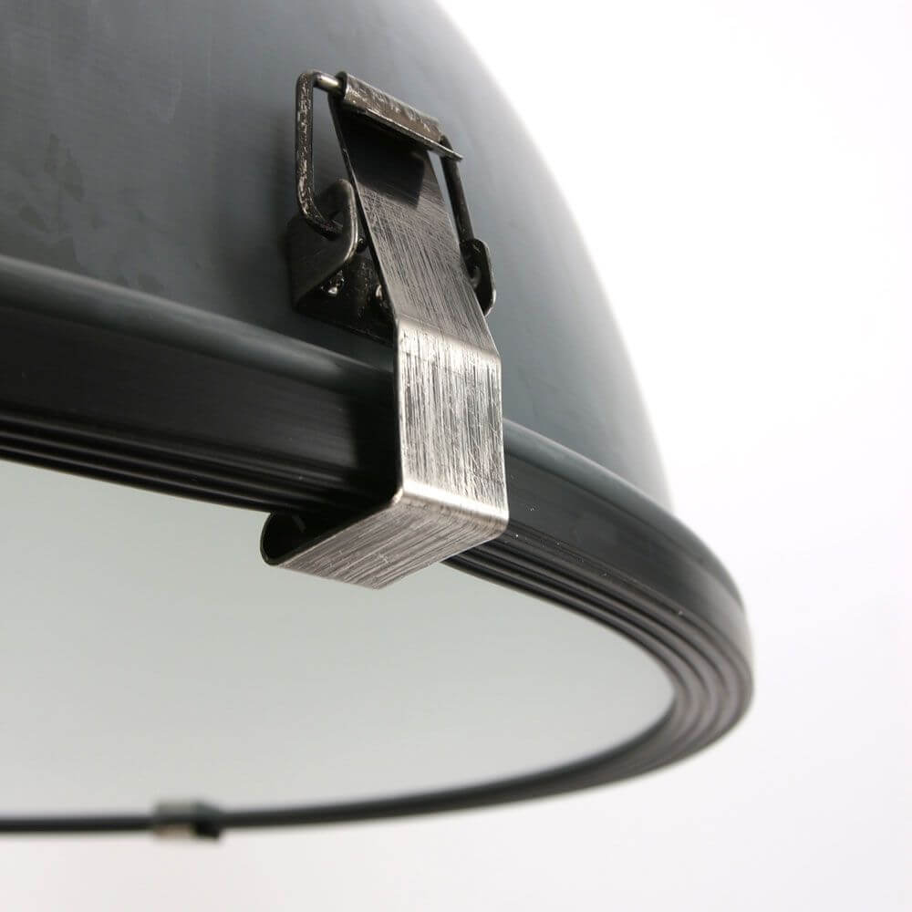 Detailaufnahme der Industrie-Hängeleuchte Bikkel Ø42cm, Metallclip und Schirm im Industrie-Look.