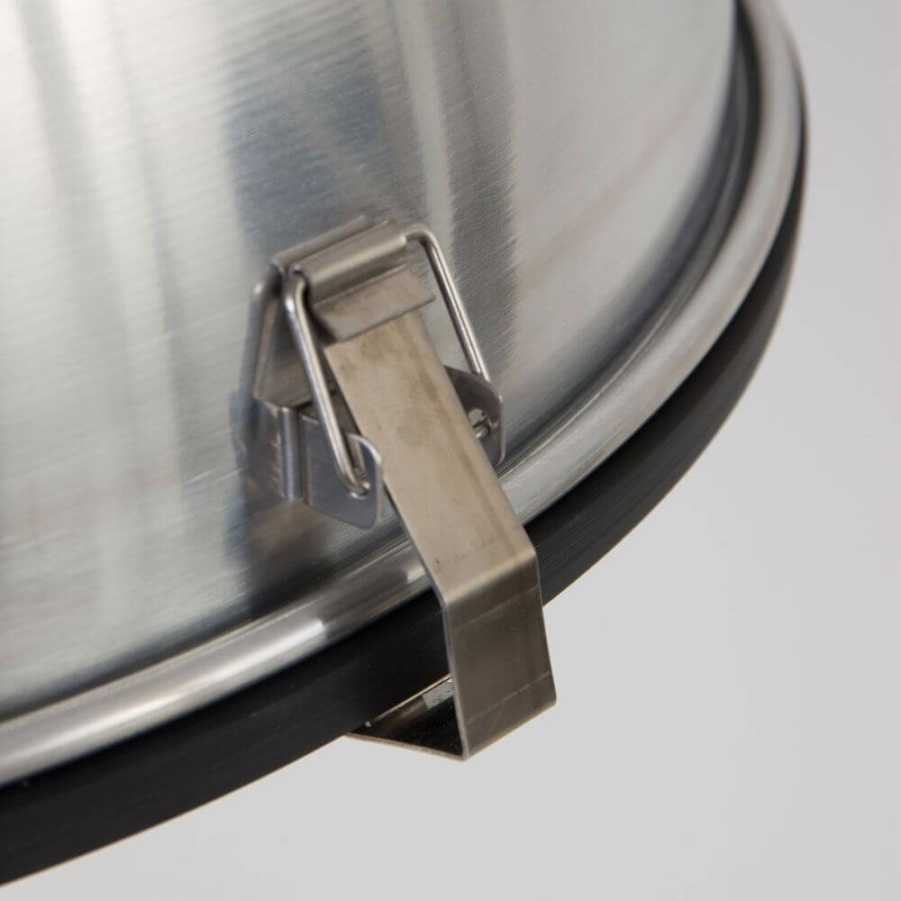 Detail der Industrie-Hängeleuchte Bikkel Ø42cm mit metallischem Halteclip und gummierter Unterkante.
