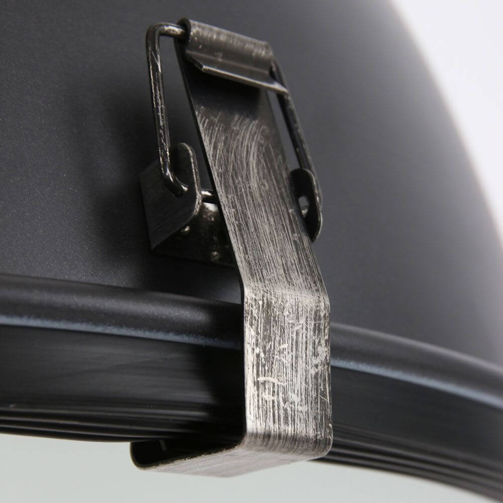 Detailansicht der Halterung einer Industrie-Hängeleuchte Bikkel Ø42cm im Industrie-Look.