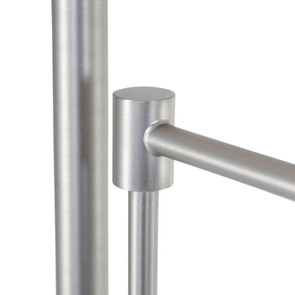 Detailaufnahme des eleganten, gebürsteten Aluminium-Materials des LED-Deckenfluters Turound von Steinhauer.