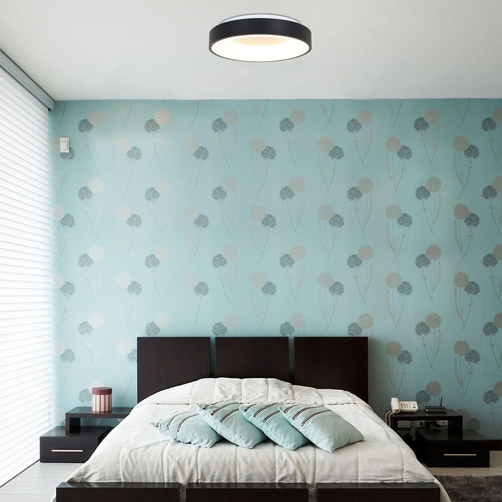 LED-Deckenleuchte Ringlede Ø48cm in einem modernen Schlafzimmer mit blauen Wänden und stilvollem Bett.