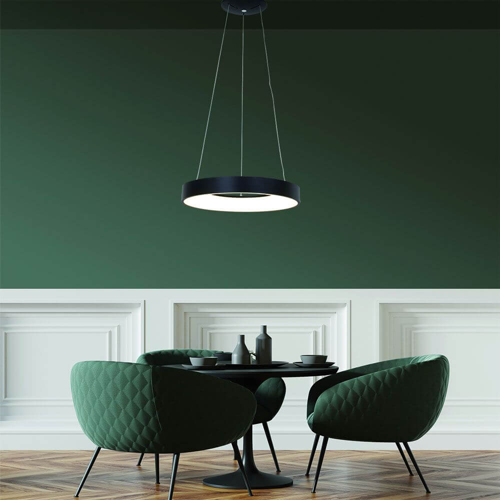 LED-Hängeleuchte Ringlede Ø48cm in modernem Wohnraum mit grünen Stühlen und Tisch.