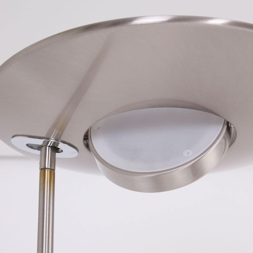 Detailansicht der LED-Stehleuchte Zenith mit modernem, schwenkbarem Leuchtenkopf und elegantem Design.