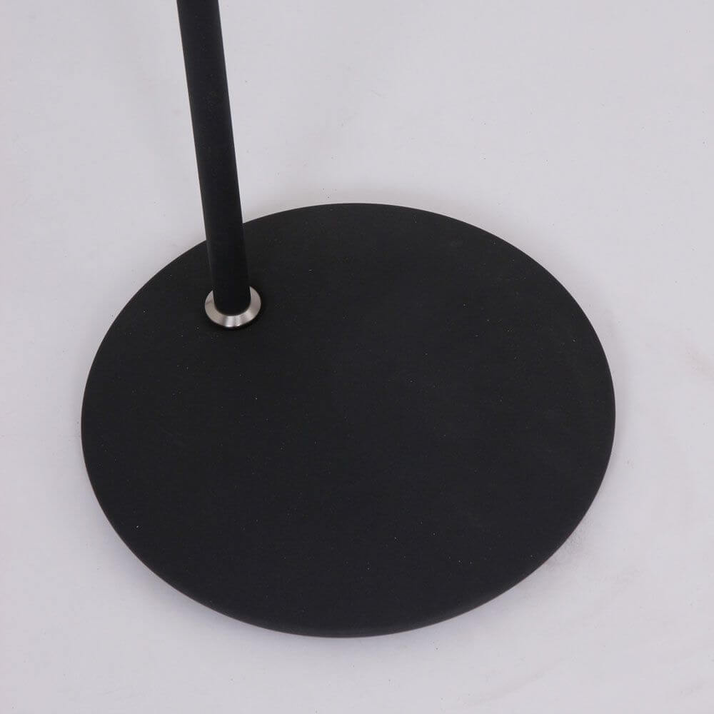 Robuster schwarzer Standfuß der Stehleuchte Zenith von Steinhauer mit eleganter, runder Form.