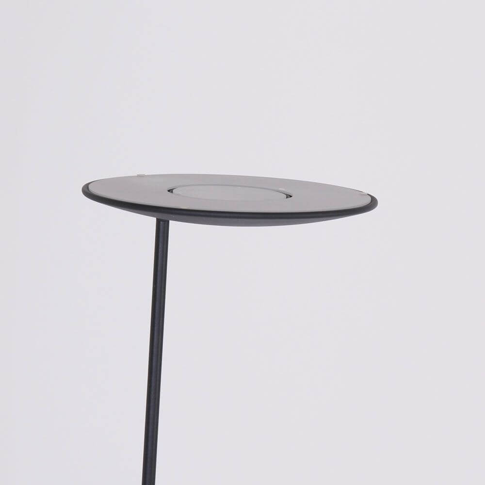 Detailansicht des Leuchtenkopfes der Stehleuchte Zenith von Steinhauer, flexibel und modern.