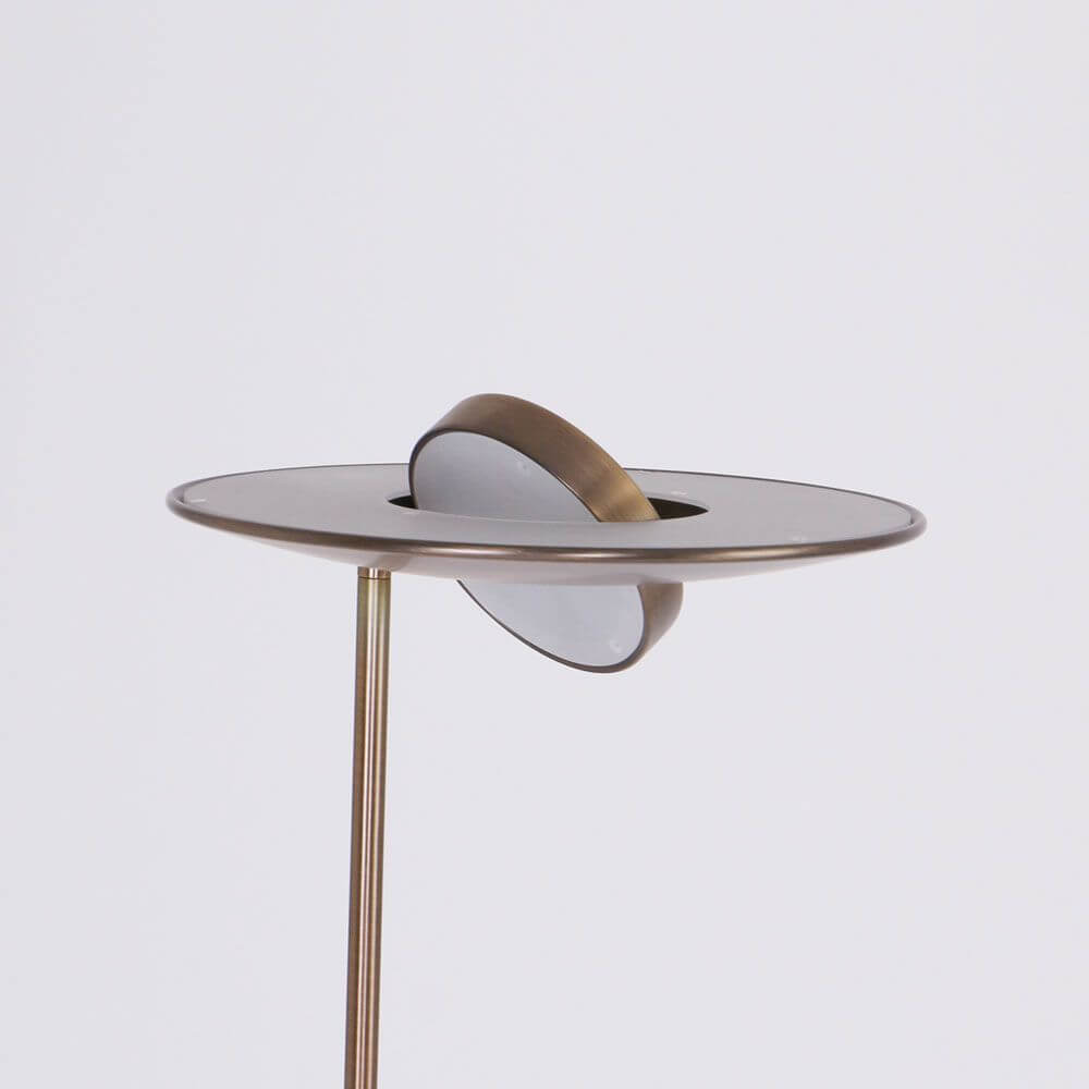 LED-Deckenfluter Zenith mit schwenkbarem LED-Leuchtenkopf in modernem Design. Ideal für Wohnzimmer und Leseecke.