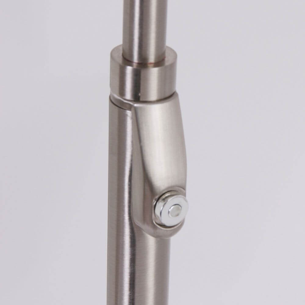 Detailansicht der verstellbaren Halterung der LED-Deckenfluter Zenith Stehleuchte von Steinhauer.