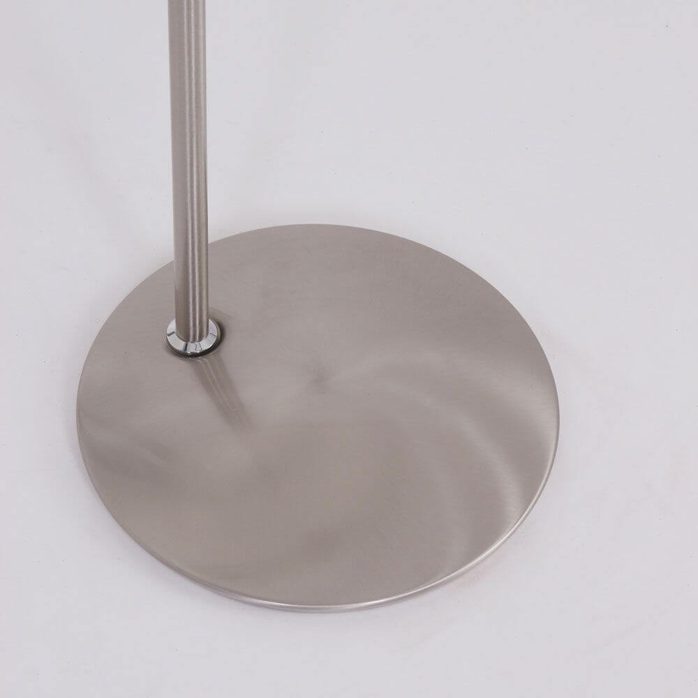Stabilisierende Basis der Stehleuchte Zenith aus hochwertigem Edelstahl, rund und modern gestaltet.