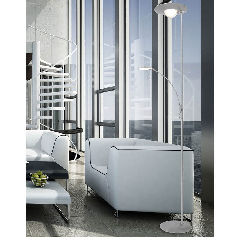 LED-Deckenfluter Zenith mit Lesearm & Tastdimmer CCT in modernem Wohnraum mit eleganter Sitzgelegenheit.