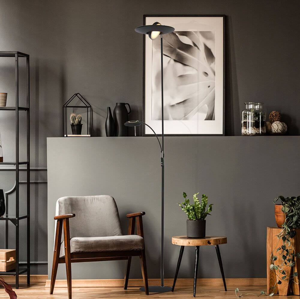 LED-Deckenfluter Zenith mit Lesearm & Tastdimmer CCT in modernem Wohnzimmer mit Stil.