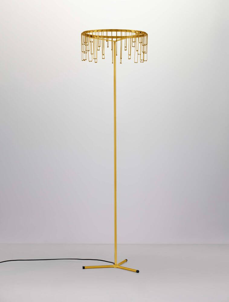 Stellar LED Stehlampe in Gelb, Höhe 141 cm, Ø 40 cm, warmes Licht bei 3000K für modernes Wohnambiente.