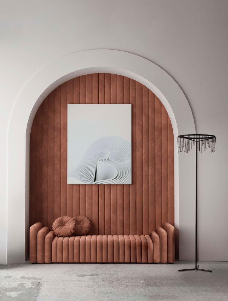 Moderne Stuhl- und Stehlampe im eleganten Wohnzimmer mit rotem Wandschmuck und kunstvollem Wandbild.