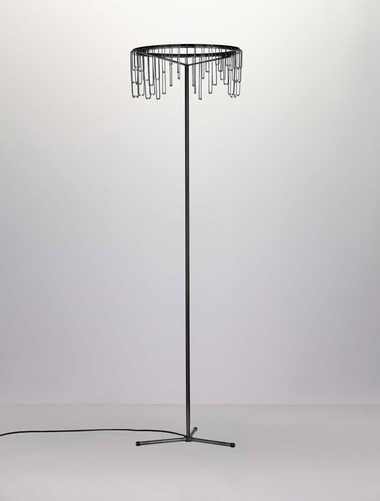 Stellar LED Stehlampe in Schwarz, Höhe 141cm, Durchmesser 40cm, 3000K Lichtfarbe, modernes Design.