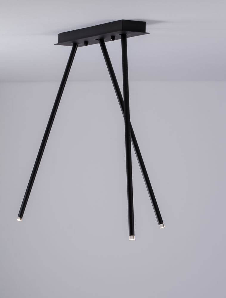 Stilvi Deckenleuchte 3-flammig 3000K Schwarz mit modernem Design und drei Lampenarmen in Schwarz.