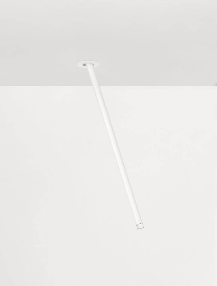Stilvi Deckenleuchte H 44cm Ø 5cm 3000K hängt von der Decke, modernes Design in Weiß.